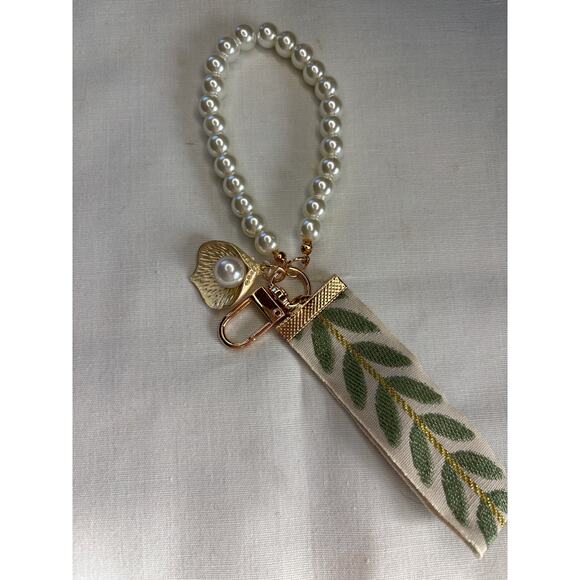 Charming Handbag Charm Keychain Shell & Pearls Cottagecore Pretty Trendy NEW - Picture 5 of 5